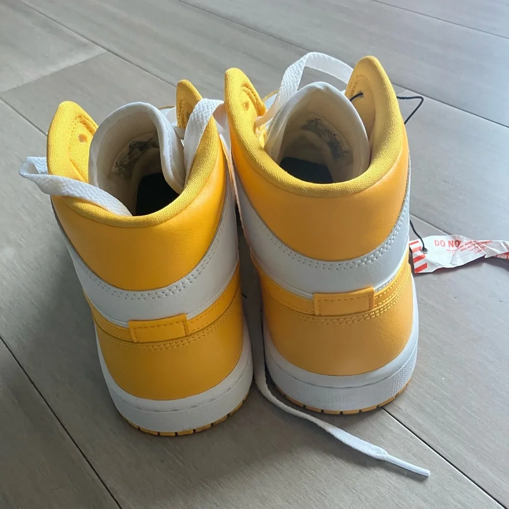 Jordan 1 Mid Women’s Yellow and White - Picture 3 of 4